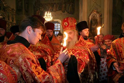Встреча Благодатного огня в Покровском храме г. Саратова. Фото А. Курочкина