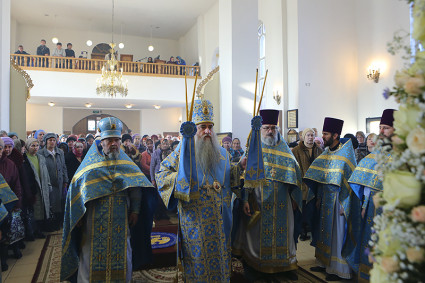 Божественная литургия в храме в честь Казанской иконы Божией Матери города Саратова и Крестный ход