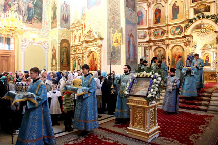 Божественная литургия в Покровском храме Саратова