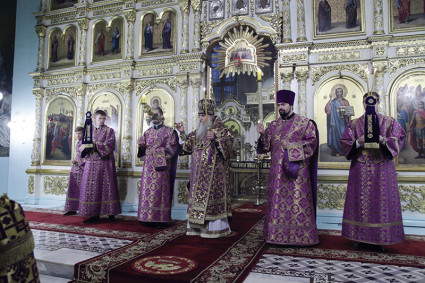 Всенощное бдение c Чином Воздвижения Креста в храме в честь Сошествия Святого Духа города Саратова