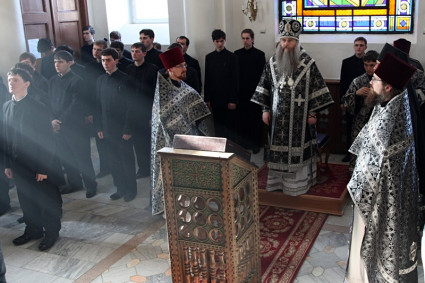 Литургия Преждеосвященных Даров на Архиерейском подворье — в храме в честь иконы Божией Матери «Утоли моя печали»