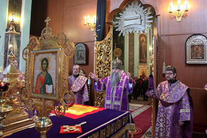 Божественная литургия в Духосошественском кафедральном соборе г. Саратова