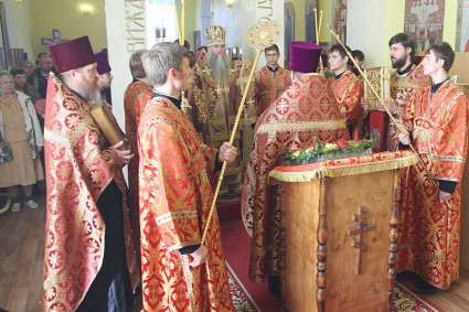 Божественная литургия в храме в честь святых мучениц Веры, Надежды, Любви и матери их Софии п. Светлый Татищевского района