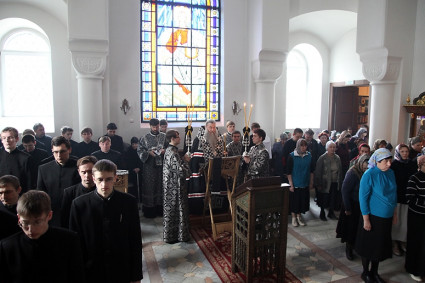 Литургия Преждеосвященных Даров на Архиерейском подворье — в храме в честь иконы Божией Матери «Утоли моя печали» г. Саратова