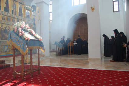 Божественная литургия в храме в честь Смоленской иконы Божией Матери в Свято-Алексиевском женском монастыре