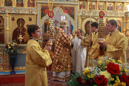 Божественная литургия в храме в честь Смоленской иконы Божией Матери в Свято-Алексиевском женском монастыре