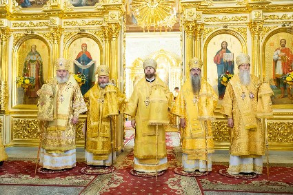 В Покровском соборе Саратова состоялась соборная архиерейская Божественная литургия