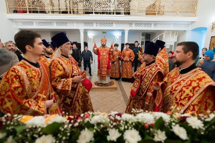 Митрополит Игнатий совершил ночную Божественную литургию в храме в честь Владимирской иконы Божией Матери в здании Образовательного центра по развитию детского и юношеского творчества при СПДС