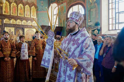 Митрополит Игнатий совершил Божественную литургию в Крестовоздвиженском храме г. Хвалынска