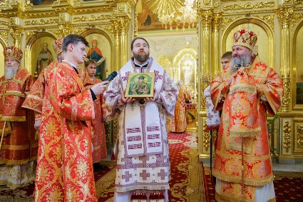 Глава Самарской епархии преподнес в дар Саратову икону с частицей мощей святого праведного Александра Чагринского