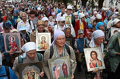 Продолжается крестный ход Саратов-Вавилов Дол. Епископ Саратовский и Вольский Лонгин совершил Божественную литургию в Свято-Троицком храме города Балаково