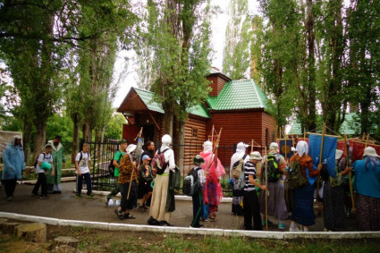 Участники крестного хода в Вавилов Дол продолжают свой путь