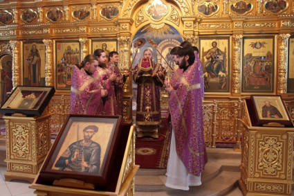 Божественная литургия в Свято-Троицком соборе Саратова