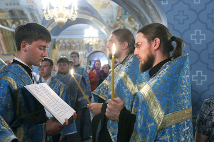 Всенощное бдение с чином Погребения Божией Матери в Свято-Троицком соборе Саратова