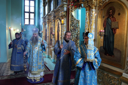 Всенощное бдение в Духосошественском кафедральном соборе Саратова. Чин Погребения Божией Матери