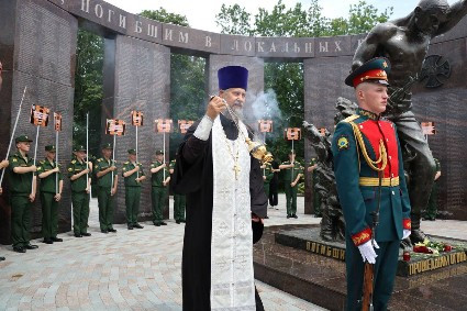 Клирик епархии совершил литию по погибшим воинам