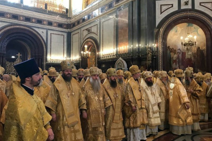 Митрополит Лонгин сослужил Святейшему Патриарху Кириллу на Литургии в Храме Христа Спасителя в годовщину его интронизации