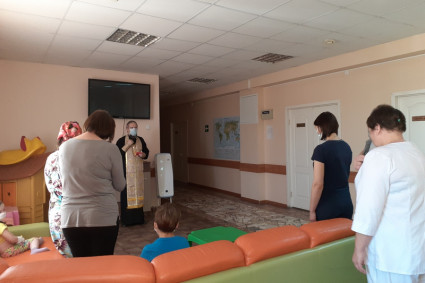 Священнослужители и волонтеры храмов рассказали подопечным о празднике Покрова Пресвятой Богородицы