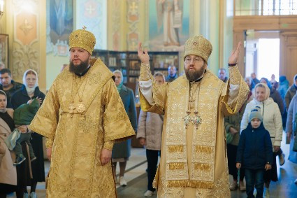 Митрополит Игнатий и митрополит Никандр совершили Божественную литургию в Покровском соборе г. Саратова