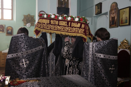 Вечерня Великой Пятницы в Духосошественском кафедральном соборе Саратова