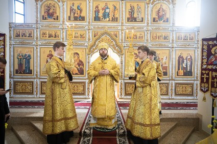 Митрополит Игнатий совершил Великое освящение храма святого апостола и евангелиста Иоанна Богослова с. Казанла Базарно-Карабулакского района и Божественную литургию в новоосвященном храме.