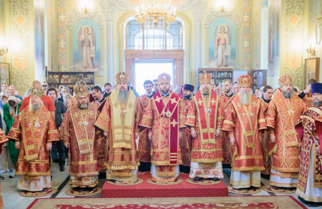 В день празднования Собора Саратовских святых в Покровском соборе г. Саратова совершено архиерейское богослужение