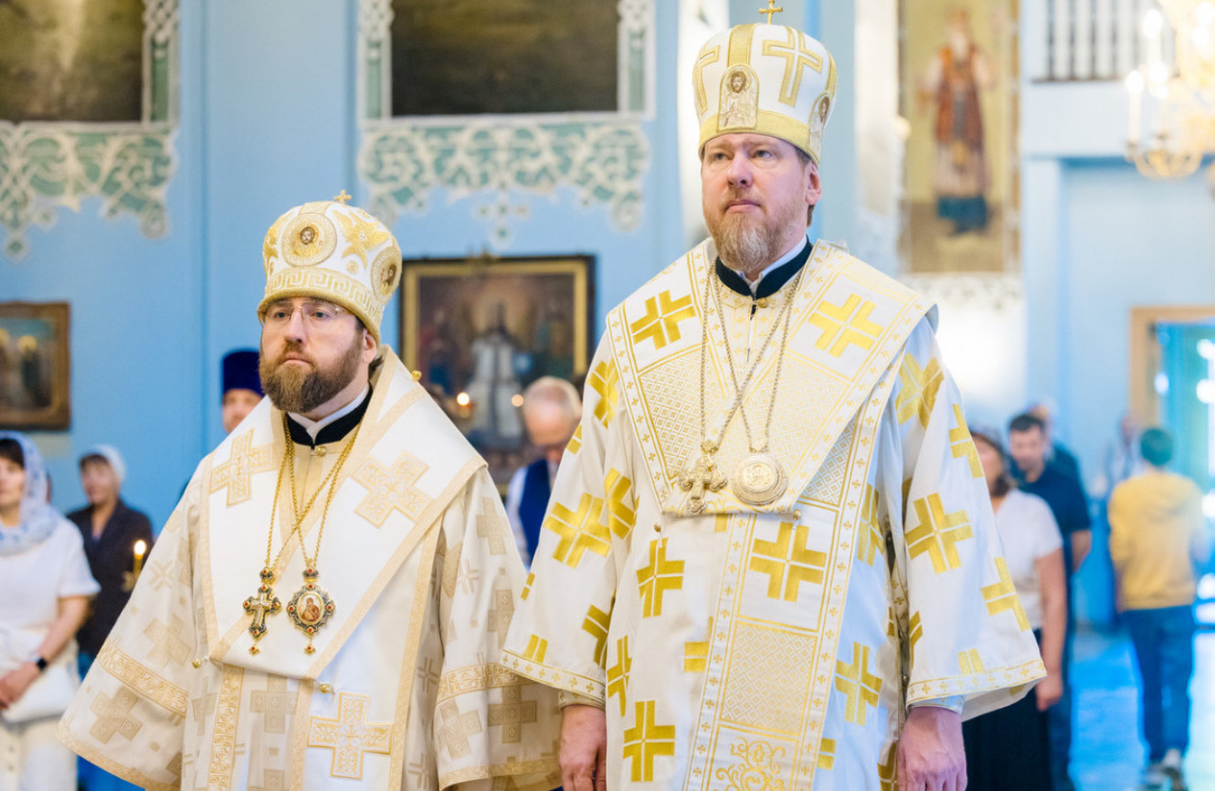 Митрополит Игнатий и митрополит Владимир совершили Божественную литургию в Свято-Духовском соборе г. Саратова