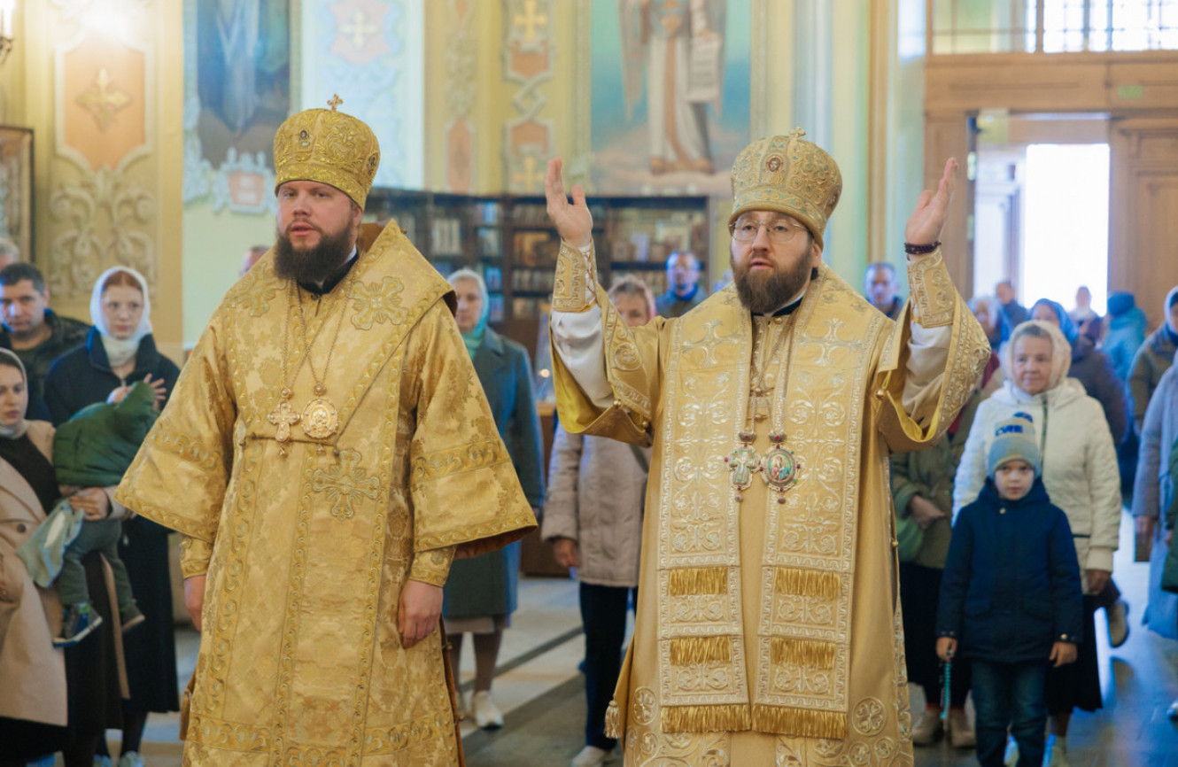 Митрополит Игнатий и митрополит Никандр совершили Божественную литургию в Покровском соборе г. Саратова