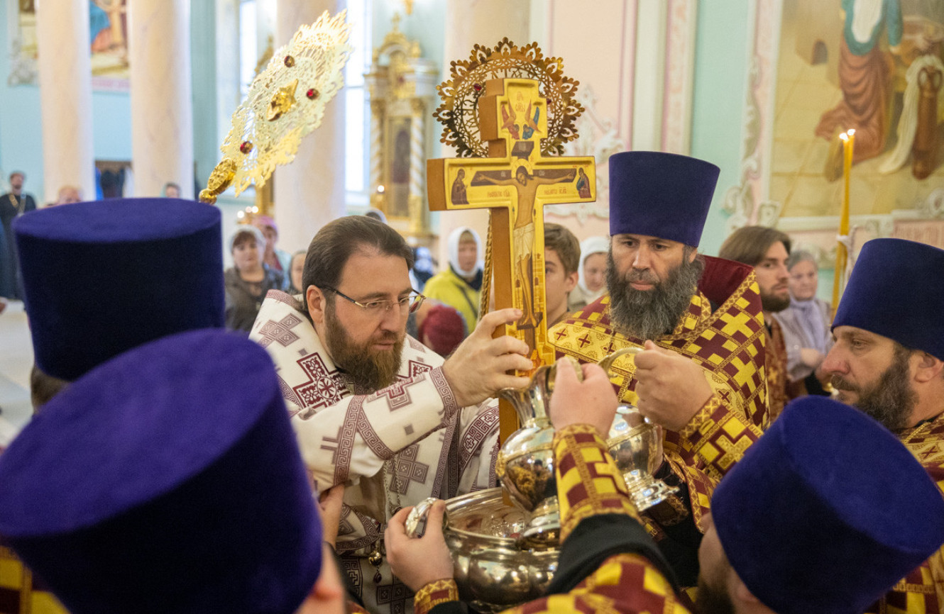 Митрополит Игнатий совершил всенощное бдение с чином воздвижения Животворящего Креста Господня в кафедральном соборе Живоначальной Троицы г. Вольска