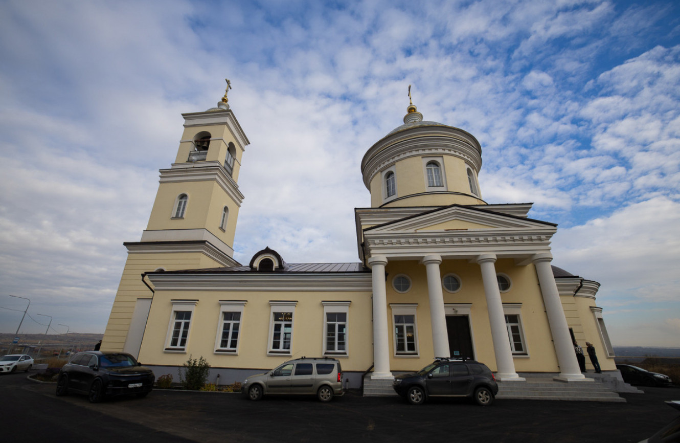 Митрополит Игнатий совершил Божественную литургию в храме новомучеников и исповедников Саратовских г. Саратова
